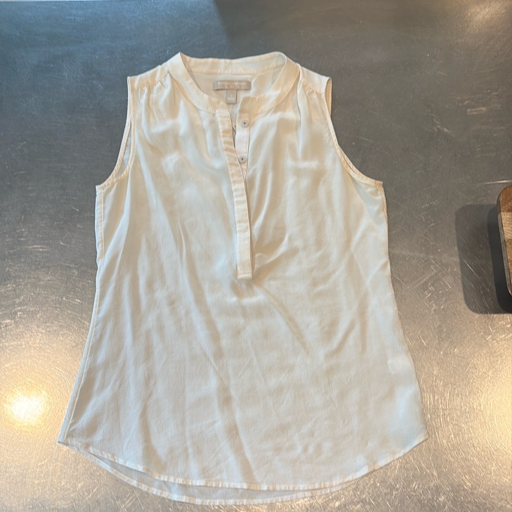 Elegant sleeveless Banana Republic 100% silk ivory white blouse. Size 2